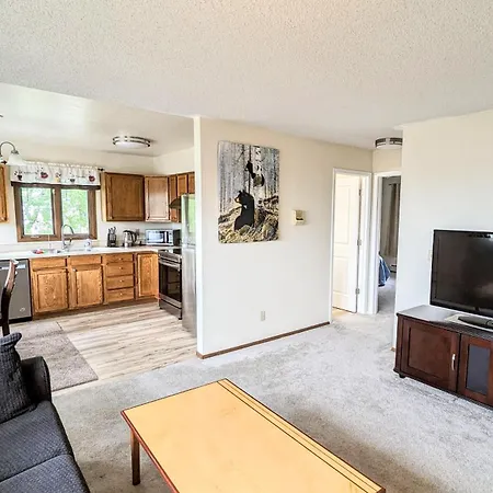 Spacious Downtown 2-Bdrm Apartment